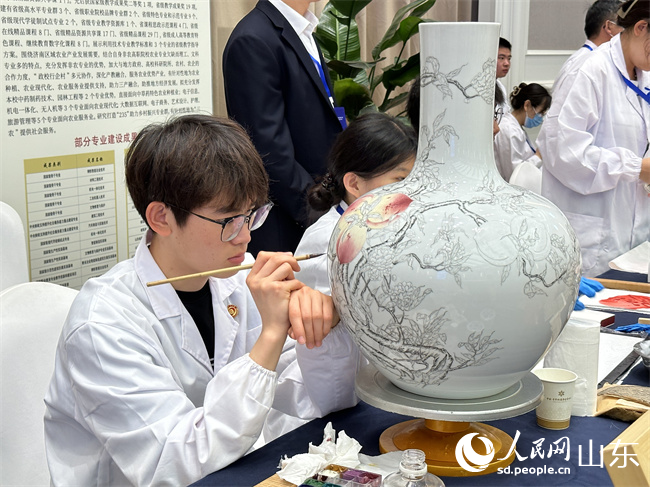 大会现场,人妻Av无码系列一区二区三区文物修复与保护专业学生正在进行创作。人民网 谈媛摄